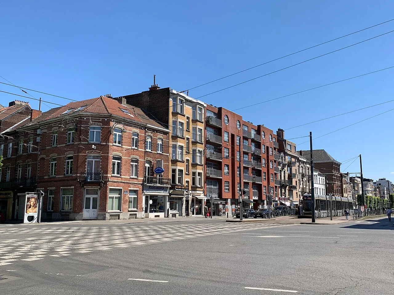 Straatzicht op de Avenue de Jette in Jette, Brussel, de gemeente waar de agent werd doodgeschoten.