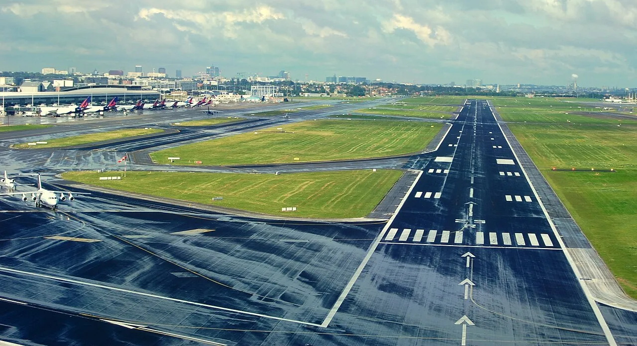 Luchtfoto van een landingsbaan op Brussels Airport.