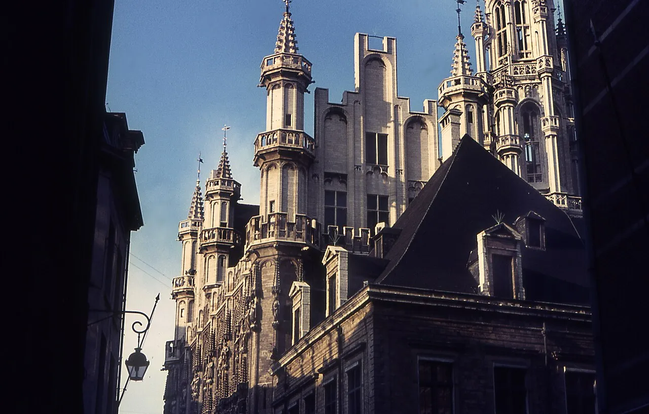 Het stadhuis van Brussel op de Grote Markt, symbool voor het Brusselse bestuur dat het begrotingsconclaaf voert.
