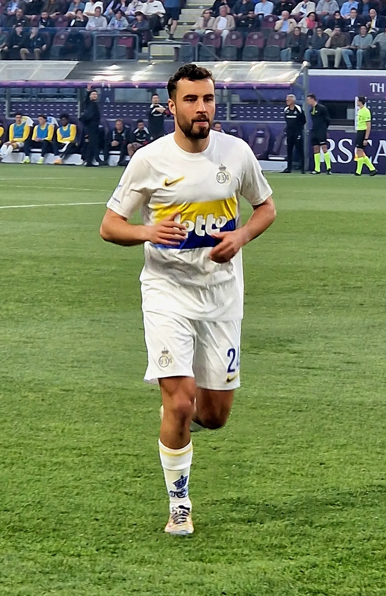 Belgisch voetballer Charles Vanhoutte in actie voor Royale Union Saint-Gilloise.