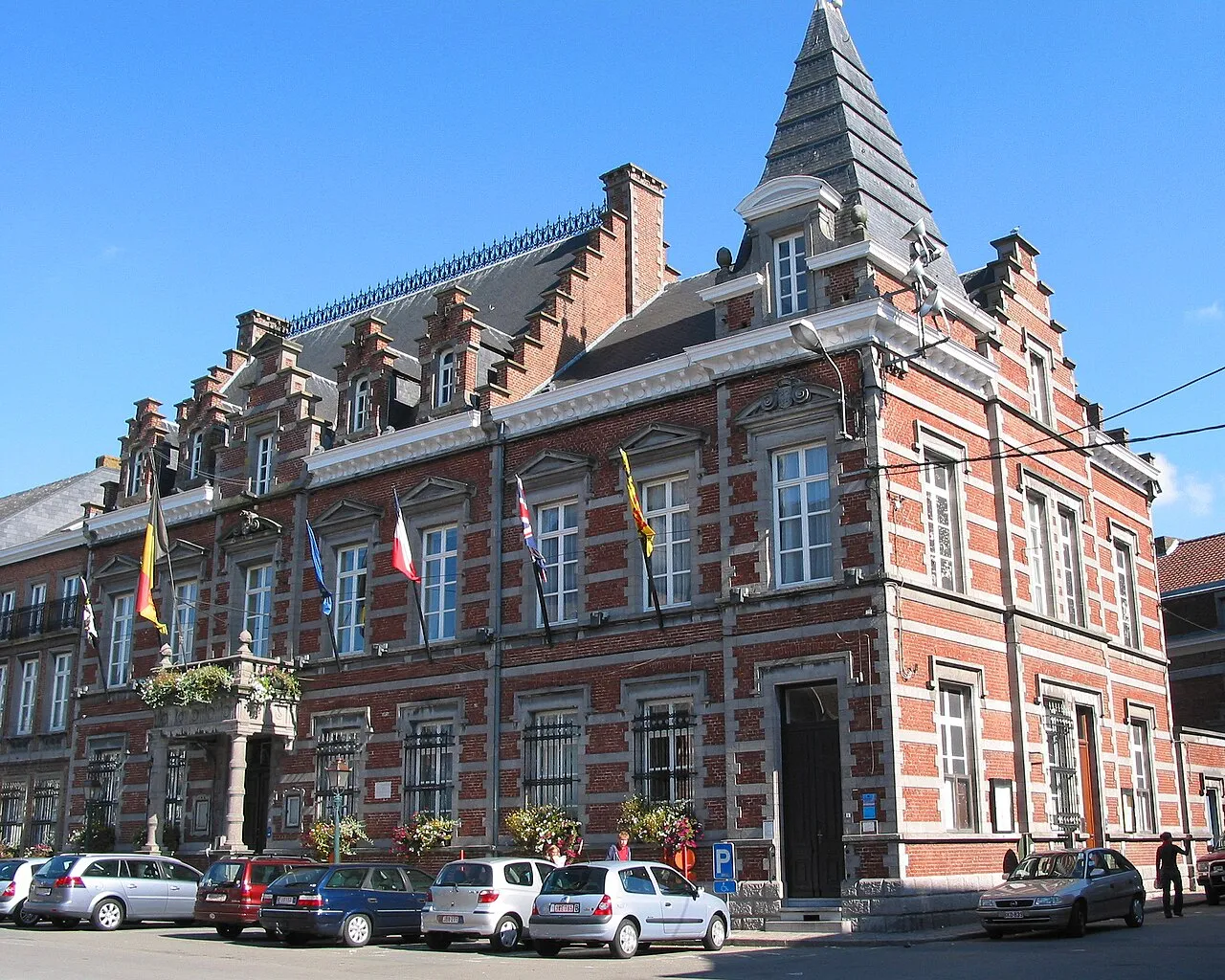 Het stadhuis van Enghien, waar de gemeenteraad in 2026 debatteerde over de opvang van reizigers.
