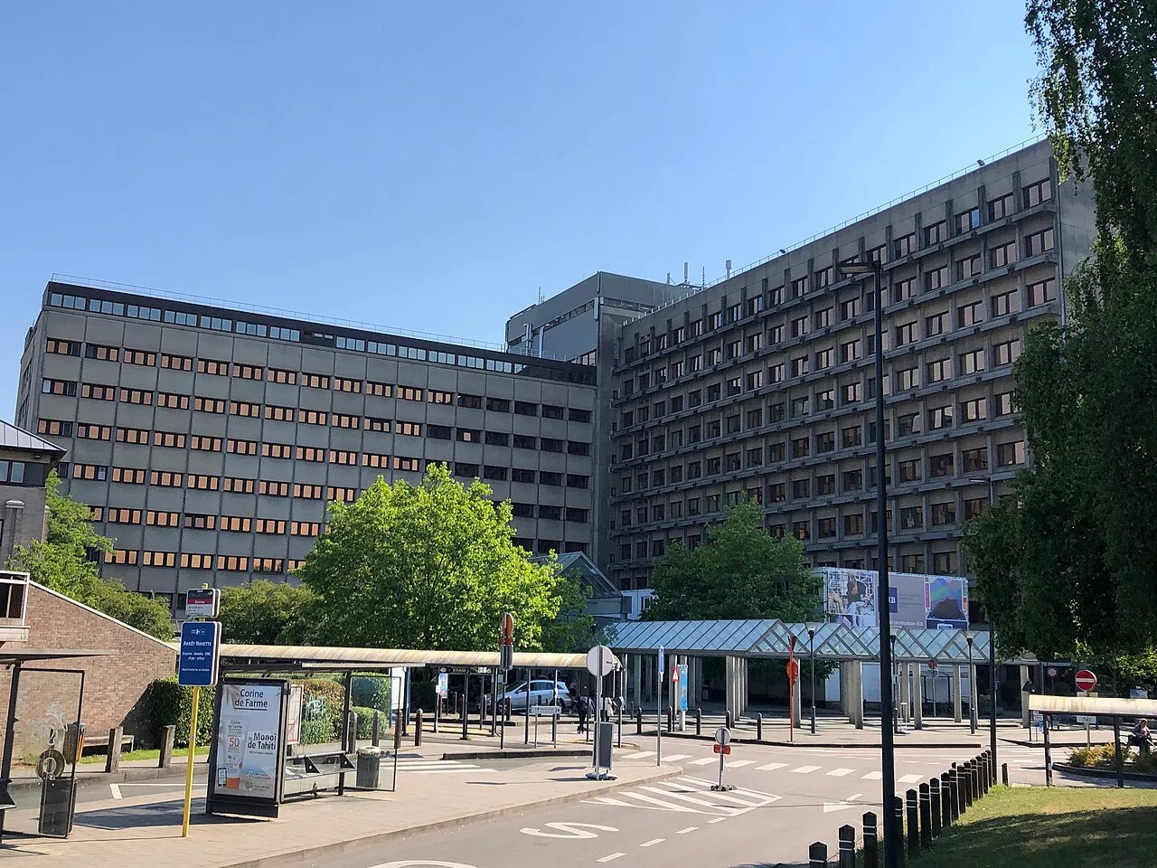 Hoofdingang van het Hôpital Erasme in Brussel, een van de instellingen die opgaat in de nieuwe ziekenhuisgroep.