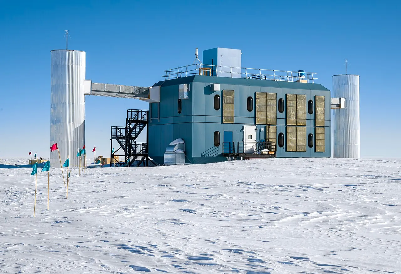Het IceCube-neutrino-observatorium op de Zuidpool in 2023.