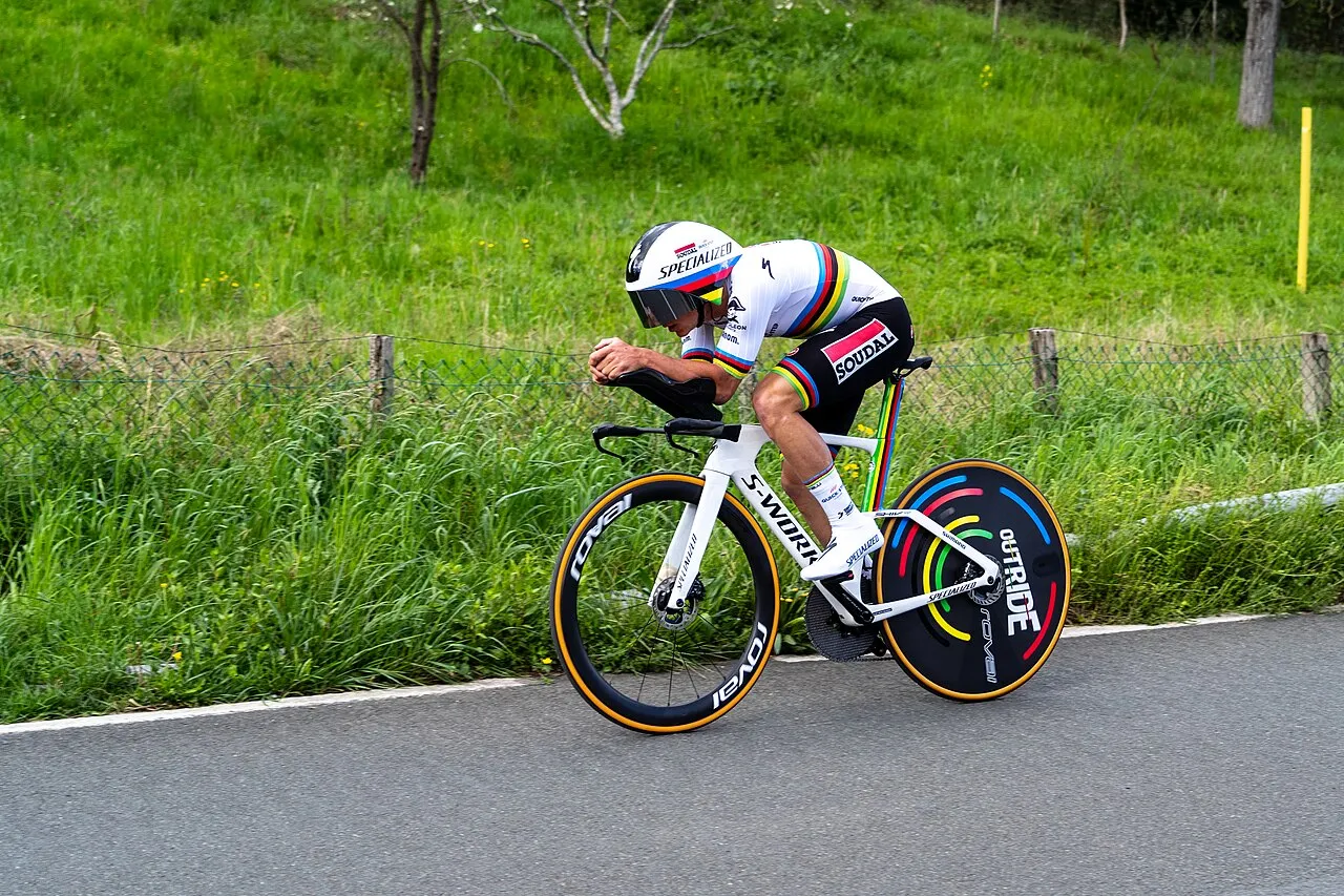 Remco Evenepoel op de tijdritfiets tijdens de Itzulia Baskenland in 2024.