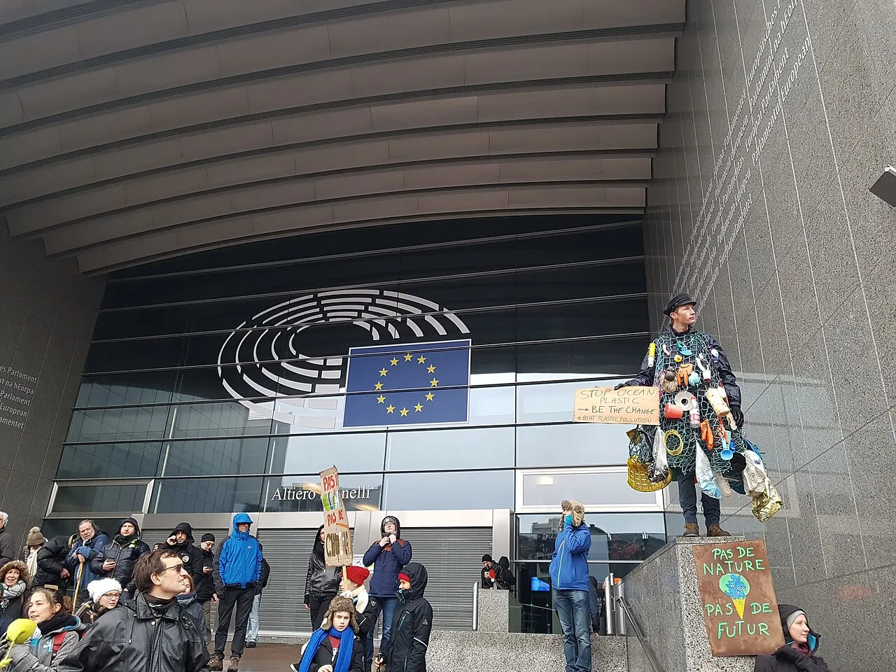 Een betoger tijdens een klimaatmars voor het Europees Parlement in Brussel.