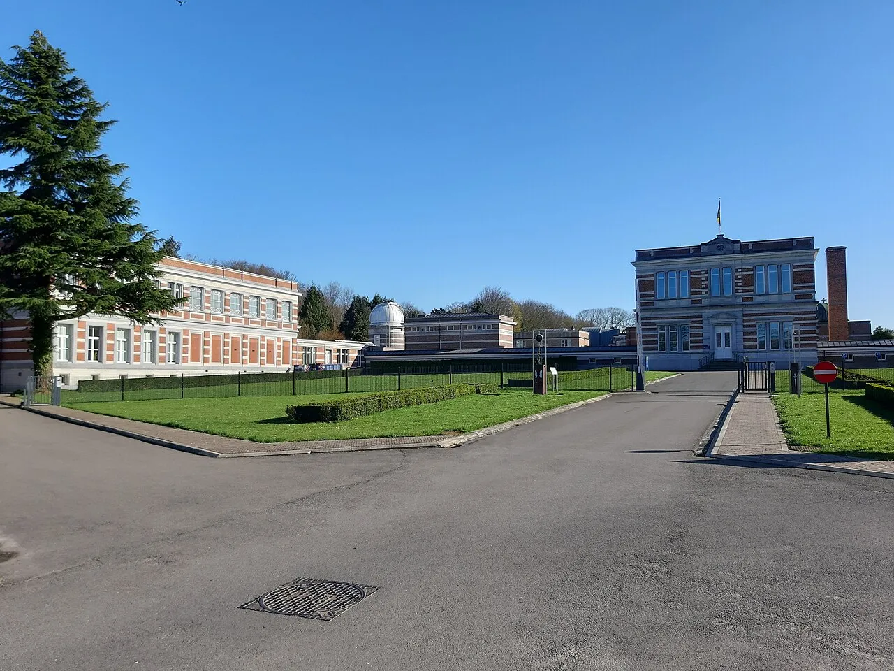 Het gebouw van het Koninklijk Meteorologisch Instituut (KMI) in Ukkel, dat storm Austen als officiële Belgische storm classificeerde.