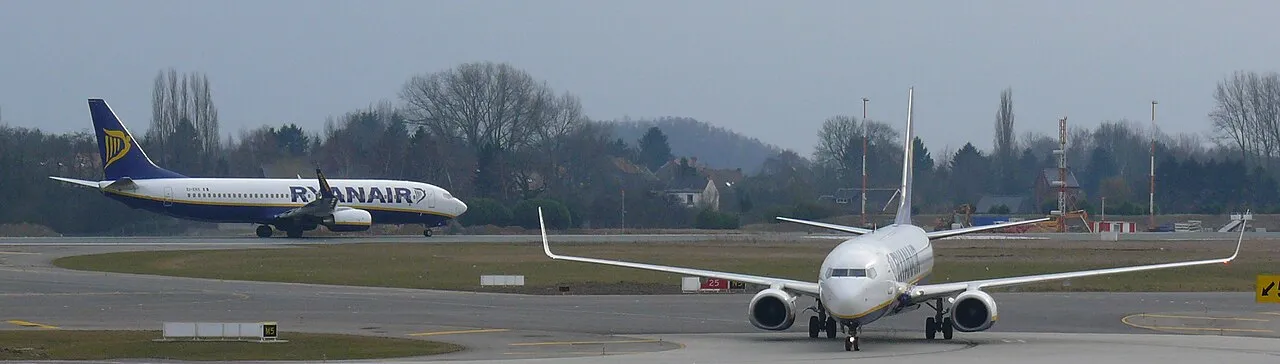 Twee Ryanair-toestellen van het type Boeing 737-800 op de luchthaven van Charleroi.