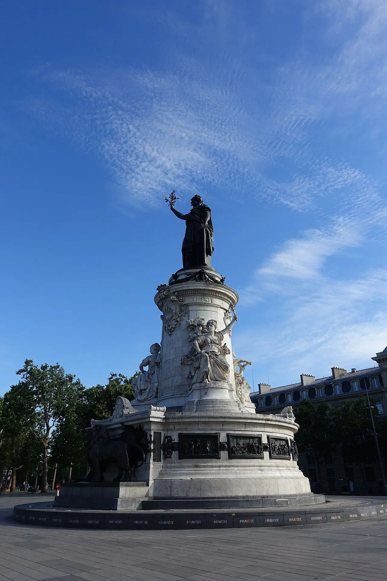 Standbeeld van Marianne op de Place de la République in Parijs, het plein waar na de onrust een avondklok werd ingesteld.