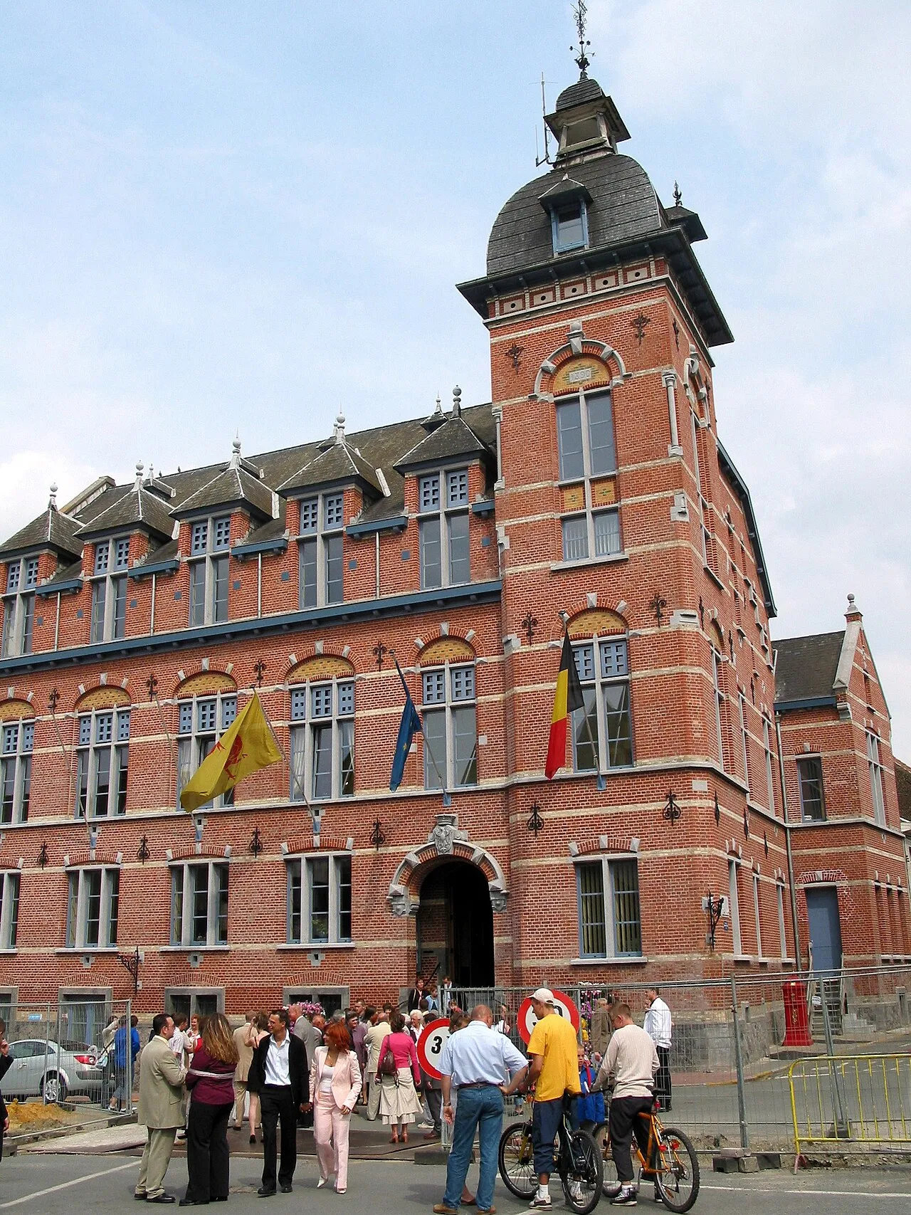 Het gemeentehuis van Tubize, de stad van kunstenares Brigitte Stolk, die er de bewustmakingscampagne "Just Be Loud" tegen seksueel geweld op minderjarigen lanceert.