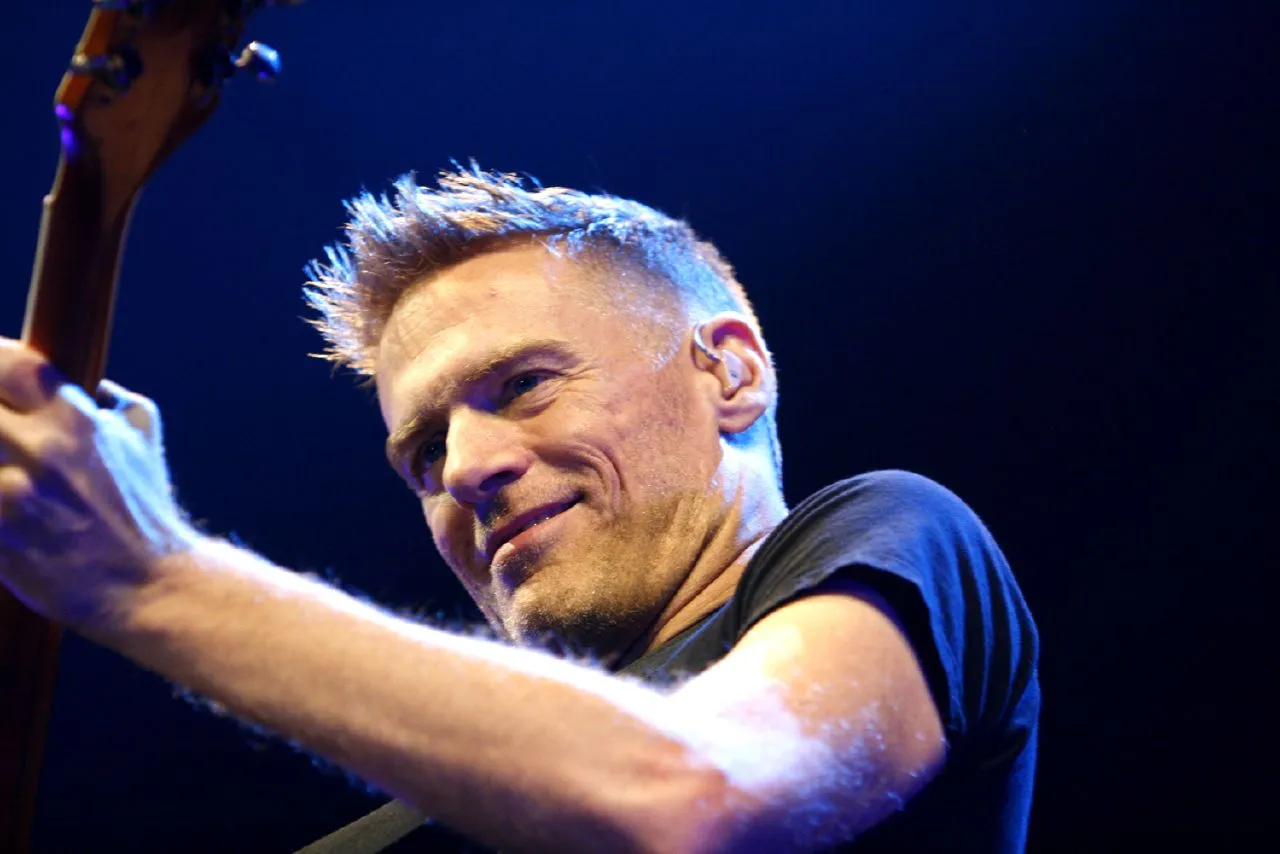 Bryan Adams tijdens een liveoptreden op het podium.