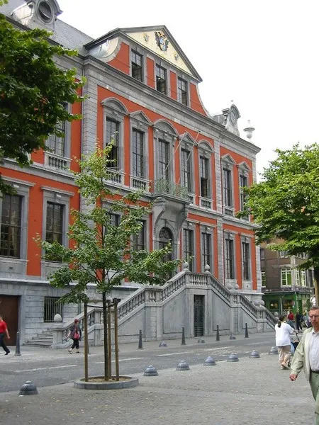 Het stadhuis van Luik, een van de steden waar scholieren protesteerden tegen het onderwijsbeleid.