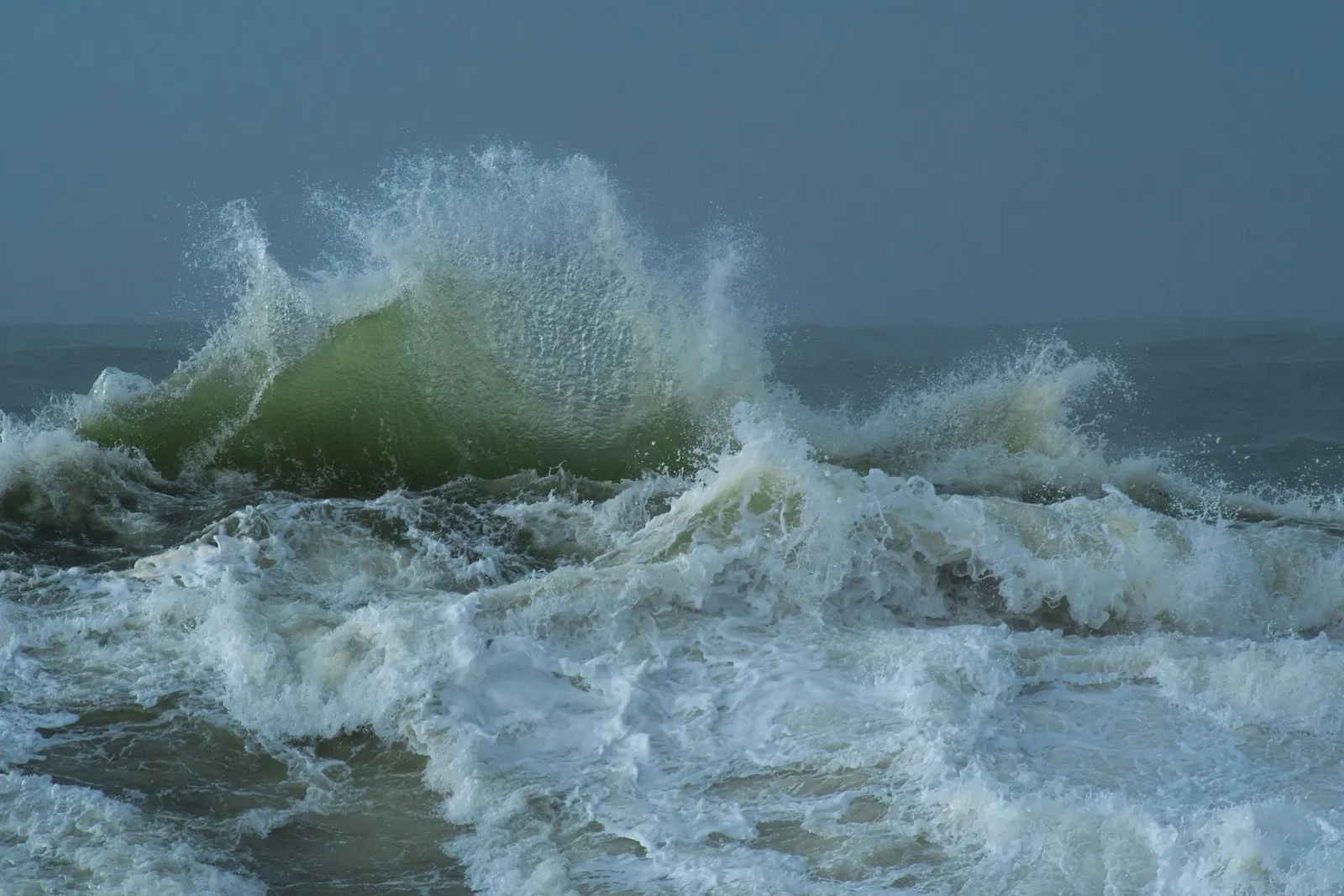 Beukende golven onder een donkere, stormachtige lucht